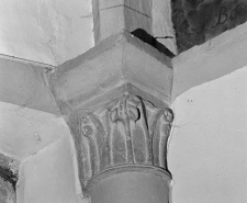 Intérieur : nef, 1er chapiteau gauche. © Région Bourgogne-Franche-Comté, Inventaire du patrimoine