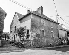 Façades antérieure et latérale droite sur la rue. © Région Bourgogne-Franche-Comté, Inventaire du patrimoine