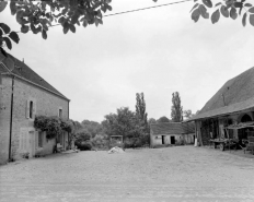 Vue de la cour et des bâtiments. © Région Bourgogne-Franche-Comté, Inventaire du patrimoine