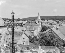 Vue générale de l'église et du village depuis le cimetière. © Région Bourgogne-Franche-Comté, Inventaire du patrimoine