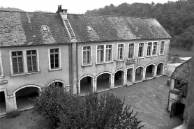 Salles de classe et préau. © Région Bourgogne-Franche-Comté, Inventaire du patrimoine