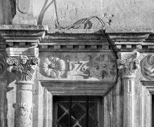 Linteau de fenêtre du rez-de-chaussée. © Région Bourgogne-Franche-Comté, Inventaire du patrimoine
