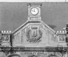 Détail : fronton de la façade antérieure. © Région Bourgogne-Franche-Comté, Inventaire du patrimoine
