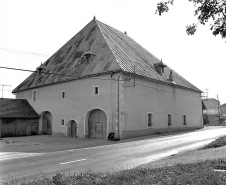 Façade sur rue et mur de croupe de trois quarts gauche. © Région Bourgogne-Franche-Comté, Inventaire du patrimoine