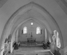 Intérieur : nef et choeur vus depuis la vitrine. © Région Bourgogne-Franche-Comté, Inventaire du patrimoine
