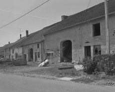 Façade antérieure vue de trois quarts droit. © Région Bourgogne-Franche-Comté, Inventaire du patrimoine