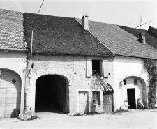 Façade antérieure vue de trois quarts. © Région Bourgogne-Franche-Comté, Inventaire du patrimoine