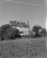 Façade antérieure : vue éloignée ue de trois quarts gauche. © Région Bourgogne-Franche-Comté, Inventaire du patrimoine