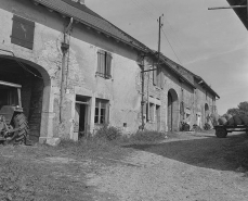 Vue d'ensemble de l'îlot formé par les fermes section A, 2e feuille, parcelles 258 à 263, vu depuis le sud. © Région Bourgogne-Franche-Comté, Inventaire du patrimoine