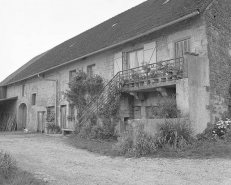 Façade antérieure de trois quarts. © Région Bourgogne-Franche-Comté, Inventaire du patrimoine