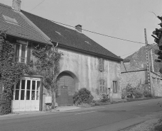 Façade antérieure vue de trois quarts gauche. © Région Bourgogne-Franche-Comté, Inventaire du patrimoine