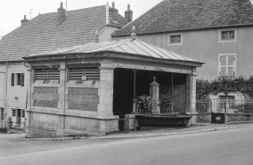 Fontaine située rue des Douches : vue d'ensemble. © Région Bourgogne-Franche-Comté, Inventaire du patrimoine