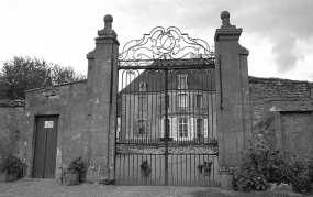 Vue du portail et de la façade antérieure. © Région Bourgogne-Franche-Comté, Inventaire du patrimoine