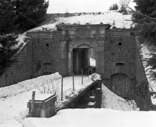 La porte d'entrée et le fossé. © Région Bourgogne-Franche-Comté, Inventaire du patrimoine