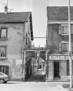 Portail, vue de face, avec les bâtiments contigus. © Région Bourgogne-Franche-Comté, Inventaire du patrimoine