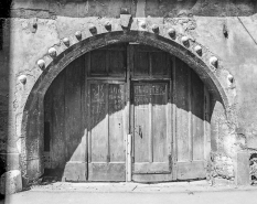 Portail à bossage rond, vue de face. © Région Bourgogne-Franche-Comté, Inventaire du patrimoine