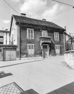Façades sur rue et latérale gauche. © Région Bourgogne-Franche-Comté, Inventaire du patrimoine