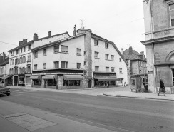 Maison 10 rue de la Halle : vue générale depuis la rue de la République. © Région Bourgogne-Franche-Comté, Inventaire du patrimoine