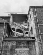 Escalier sur la cour intérieure. © Région Bourgogne-Franche-Comté, Inventaire du patrimoine