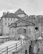 Vue rapprochée. Porte Louis XIV - tour bastionnée de la 4e enceinte. En arrière-plan : tour en 