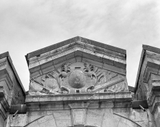 Fronton de la porte Louis XIV de la 4e enceinte. © Région Bourgogne-Franche-Comté, Inventaire du patrimoine