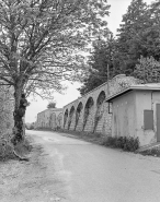 Créneaux de pied défendant l'enceinte : vue rapprochée. © Région Bourgogne-Franche-Comté, Inventaire du patrimoine