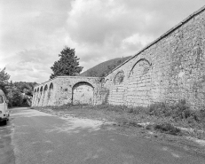 Créneaux de pied défendant l'enceinte : vue éloignée. © Région Bourgogne-Franche-Comté, Inventaire du patrimoine