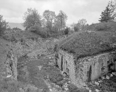 Caponnière défendant le fossé circulaire. © Région Bourgogne-Franche-Comté, Inventaire du patrimoine