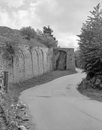 Vue verticale et rapprochée du front de gorge. © Région Bourgogne-Franche-Comté, Inventaire du patrimoine