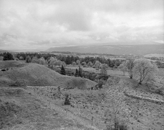 Vue éloignée sur les superstructures du fort et le fossé. © Région Bourgogne-Franche-Comté, Inventaire du patrimoine