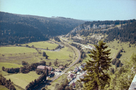Vue sur la route menant à Pontarlier depuis le fort du Larmont inférieur. © Région Bourgogne-Franche-Comté, Inventaire du patrimoine