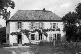 Façade antérieure et face latérale gauche. © Région Bourgogne-Franche-Comté, Inventaire du patrimoine