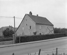 Façade antérieure et face latérale gauche. © Région Bourgogne-Franche-Comté, Inventaire du patrimoine