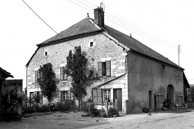 Façade antérieure et face latérale droite. © Région Bourgogne-Franche-Comté, Inventaire du patrimoine