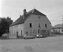 Façade antérieure et face latérale gauche. © Région Bourgogne-Franche-Comté, Inventaire du patrimoine