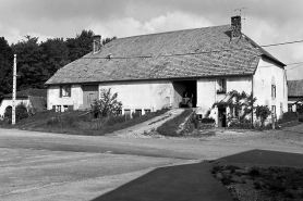 Façade antérieure et face latérale droite. © Région Bourgogne-Franche-Comté, Inventaire du patrimoine