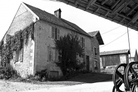 Façade antérieure et face latérale gauche. © Région Bourgogne-Franche-Comté, Inventaire du patrimoine