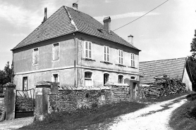Façade antérieure et face latérale gauche. © Région Bourgogne-Franche-Comté, Inventaire du patrimoine