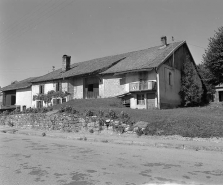 Façade antérieure et face latérale droite. © Région Bourgogne-Franche-Comté, Inventaire du patrimoine Façade antérieure et face latérale droite. © Région Bourgogne-Franche-Comté, Inventaire du patrimoine