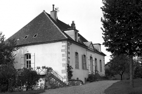 Façade antérieure et face latérale gauche. © Région Bourgogne-Franche-Comté, Inventaire du patrimoine