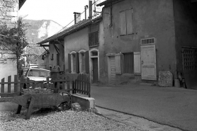 Façade antérieure vue de trois quarts droit. © Région Bourgogne-Franche-Comté, Inventaire du patrimoine