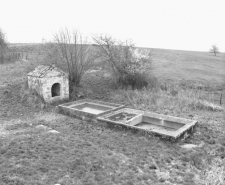 L'édicule et les bassins. © Région Bourgogne-Franche-Comté, Inventaire du patrimoine