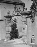 Portail d'entrée de la cour, vue detrois quarts. © Région Bourgogne-Franche-Comté, Inventaire du patrimoine