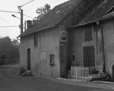 Façade antérieure vue de trois quarts. © Région Bourgogne-Franche-Comté, Inventaire du patrimoine