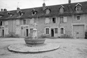 Façade du logements d'ouvriers et fontaine. © Région Bourgogne-Franche-Comté, Inventaire du patrimoine