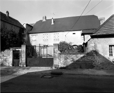 Edifice sur cour fermée. © Région Bourgogne-Franche-Comté, Inventaire du patrimoine