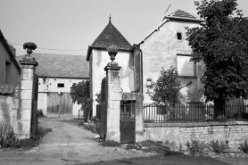 Vue des parties agricoles depuis le portail. © Région Bourgogne-Franche-Comté, Inventaire du patrimoine