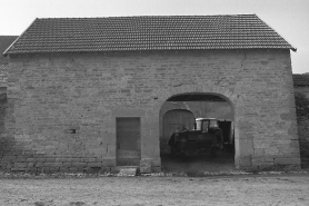 Bâtiment d'entrée depuis la rue regroupant diverses fonctions : porcherie, remise et bûcher. © Région Bourgogne-Franche-Comté, Inventaire du patrimoine