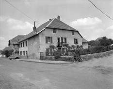 Façade antérieure et face latérale gauche. © Région Bourgogne-Franche-Comté, Inventaire du patrimoine