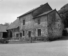 Façade antérieure vue de trois quarts droit. © Région Bourgogne-Franche-Comté, Inventaire du patrimoine